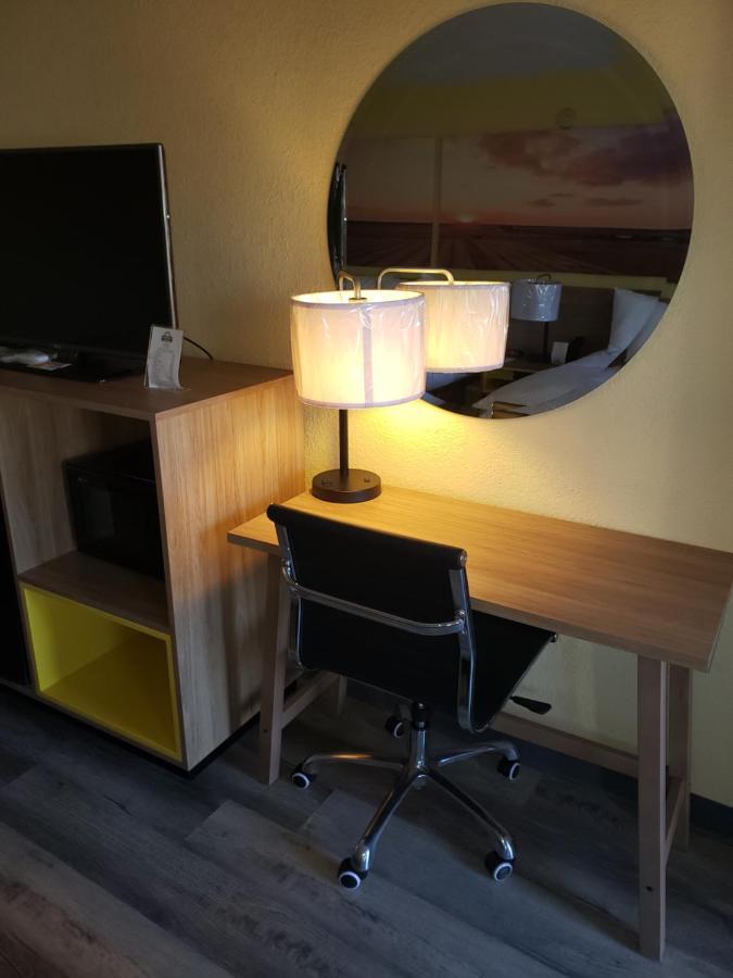 Days Inn & Suites By Wyndham Clovis Esterno foto