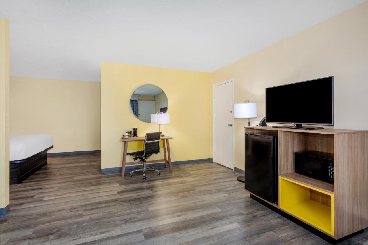 Days Inn & Suites By Wyndham Clovis Esterno foto