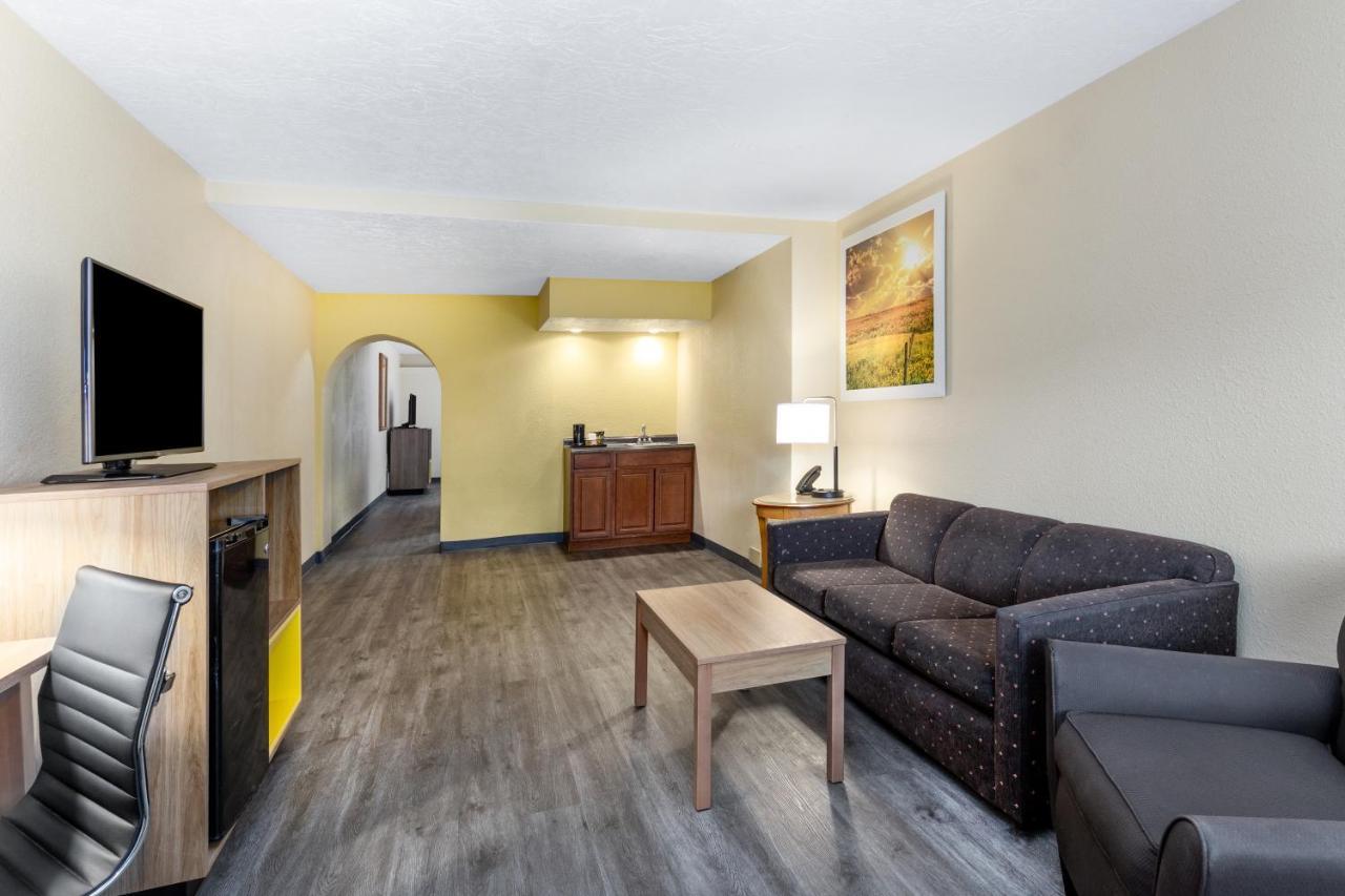 Days Inn & Suites By Wyndham Clovis Esterno foto