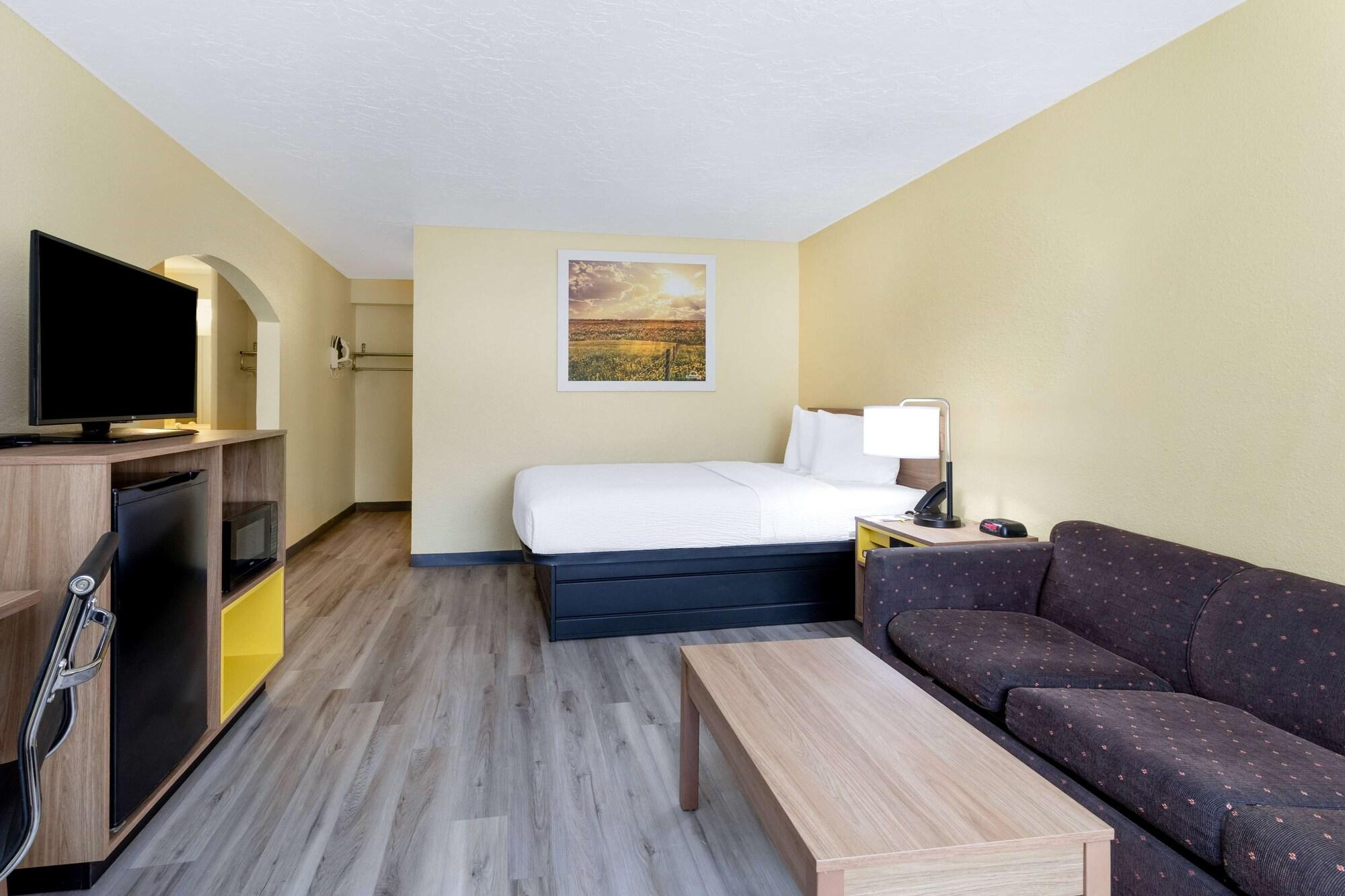 Days Inn & Suites By Wyndham Clovis Esterno foto