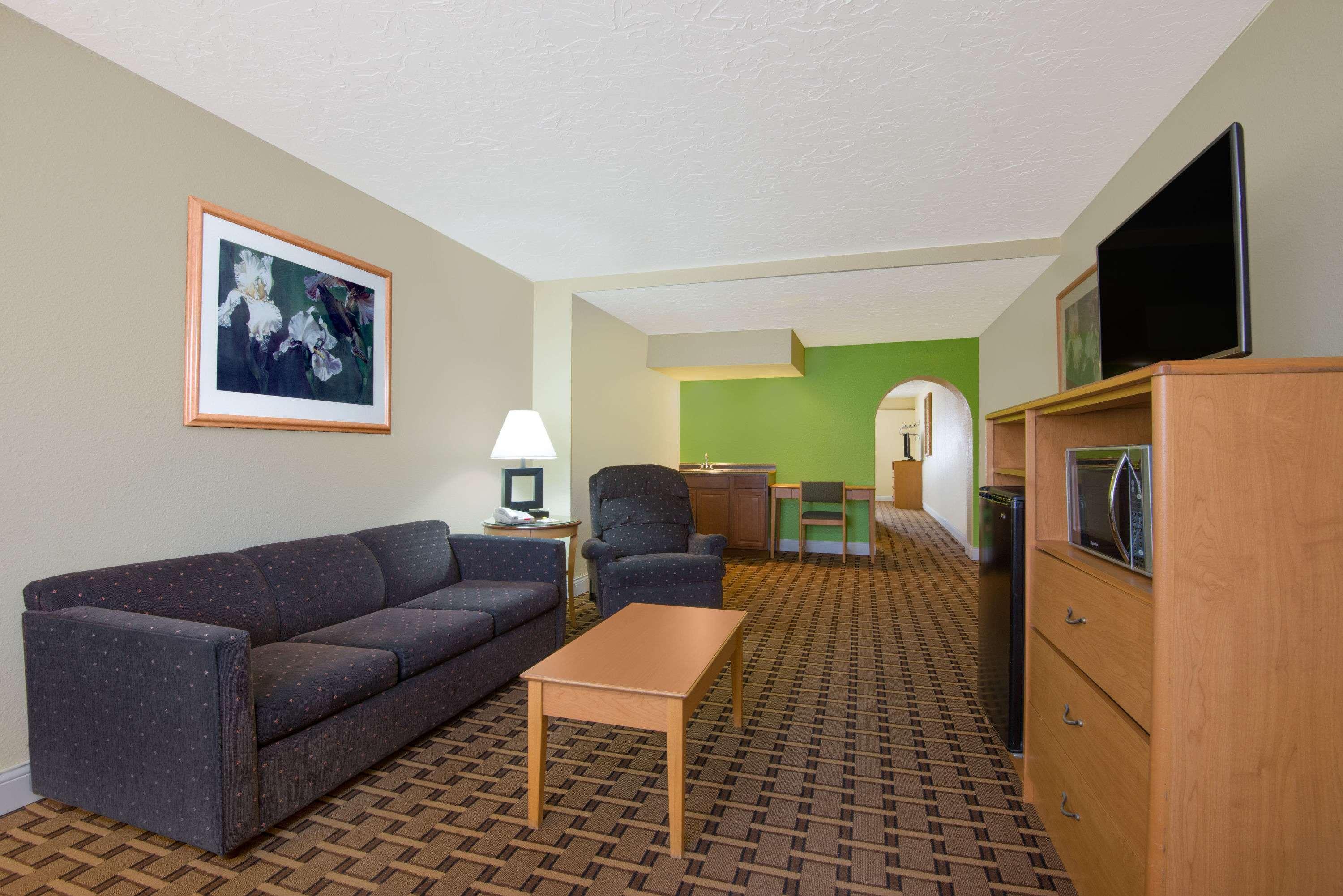 Days Inn & Suites By Wyndham Clovis Esterno foto